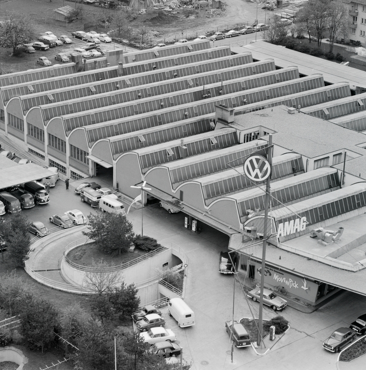 Zürich-Schwamendingen, Luegislandstrasse 105/Ueberlandstrasse 166, AMAG Automobil- und Motoren AG, Mövenpick Restaurant