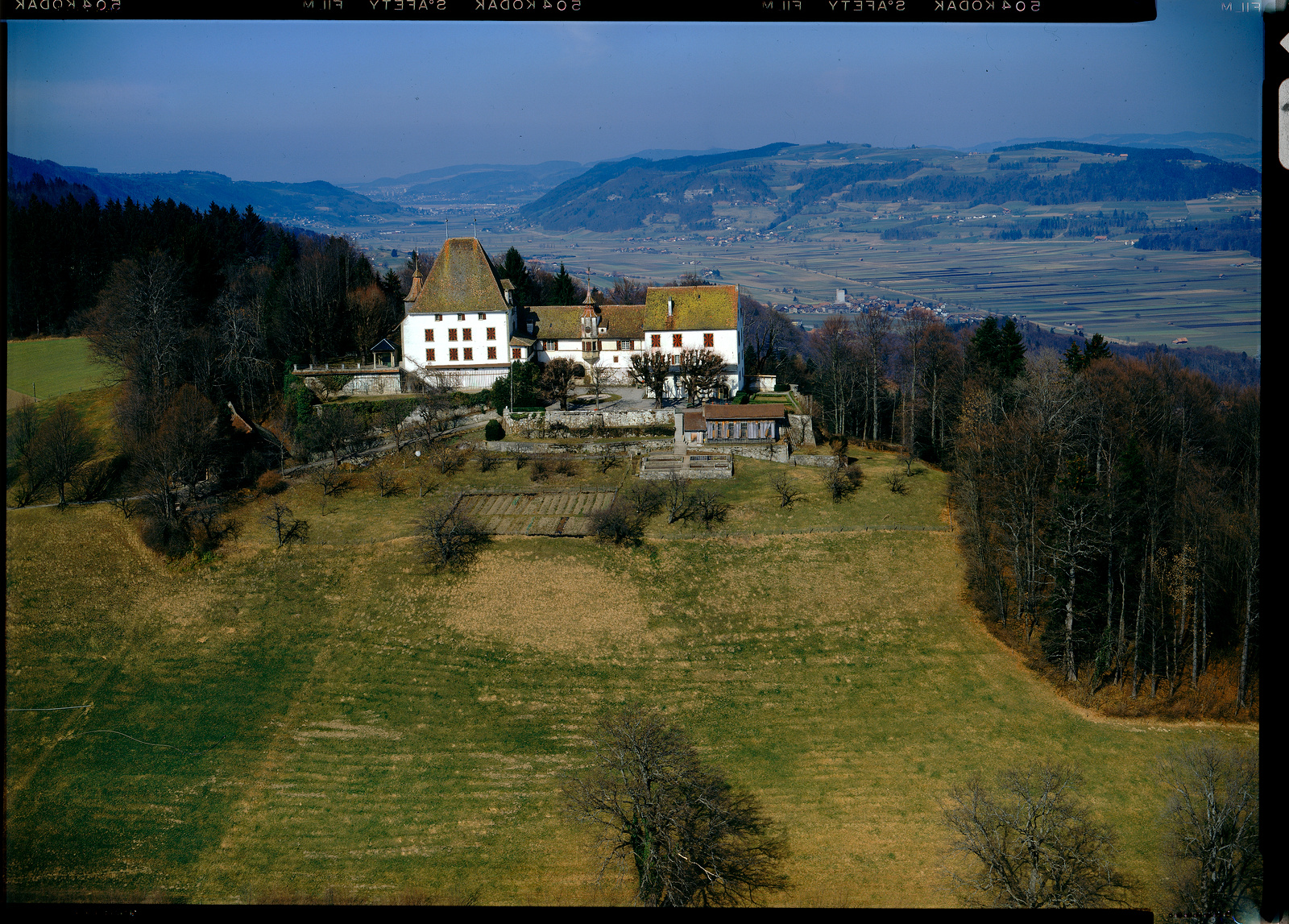 Burgistein, Schloss Burgistein und Schlossguet, Blick nach Norden (N)