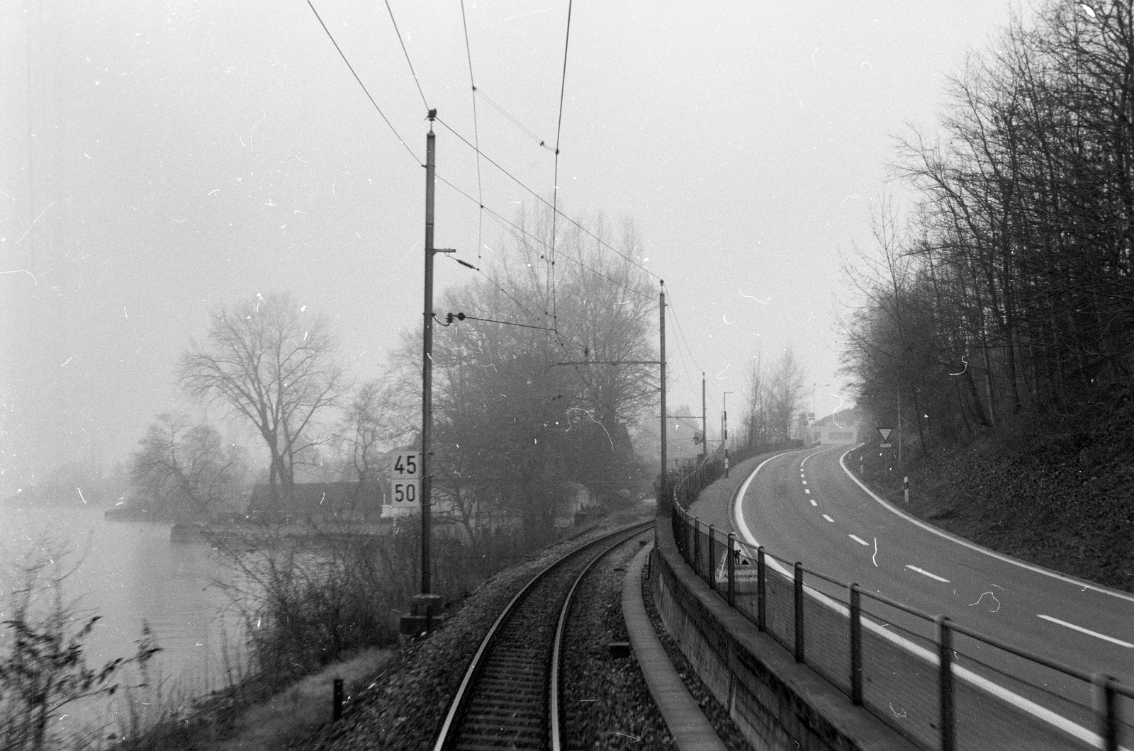 Ennethorw, Bahntrassee zwischen See und Strasse, Kantonsgrenze