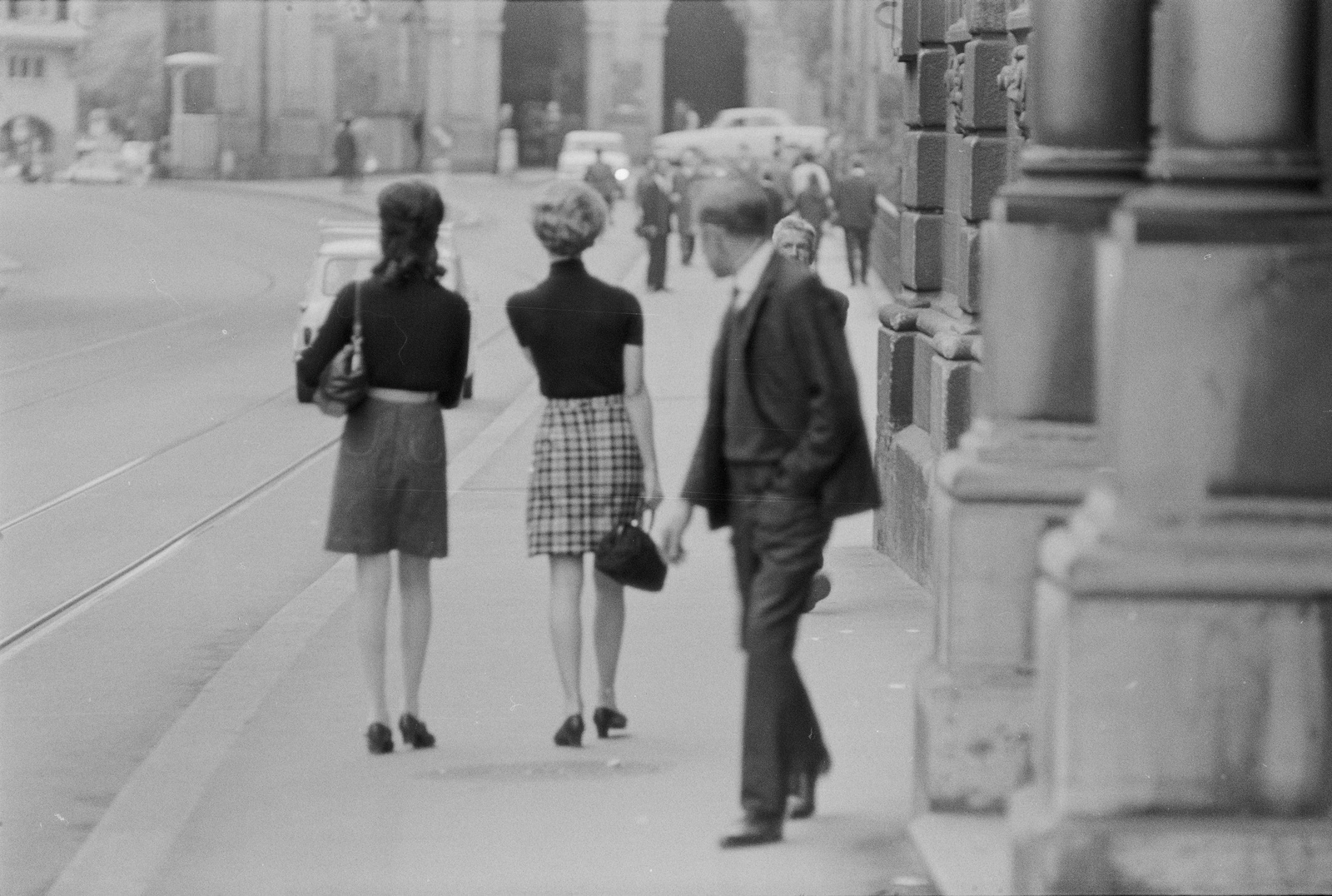 Zürich-Altstadt, Limmatquai 55, beim Rathaus, Frauen tragen kniefreie Röcke (Mini-Jupe)