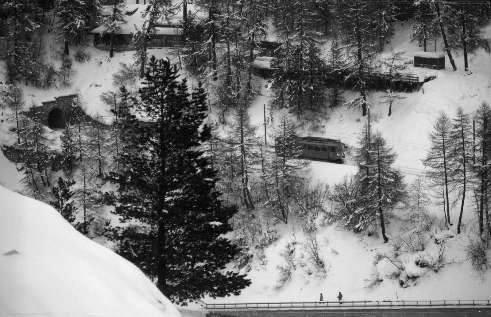 St. Moritz, Charnadüra-Tunnel II der Berninabahn, Triebwagen Berninabahn
