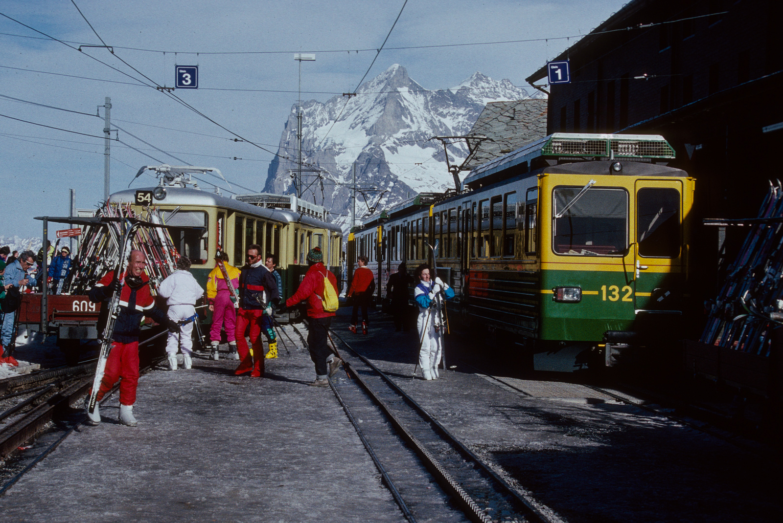 Kleine Scheidegg, Wengernalpbahn (WAB) Triebwagen BDeh 4/4 mit Zug und Skitransportwagen 609 und Wengernalpbahn (WAB) Triebzug BDhe 4/8 132