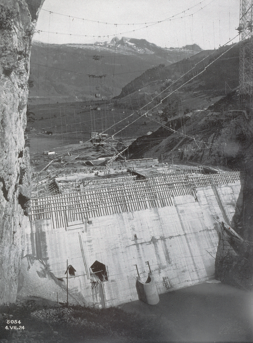 Kraftwerk Wägital, Baustelle Staumauer Schräh, Luftseite der Staumauer, Blick nach Süden (S), 4.7.1924