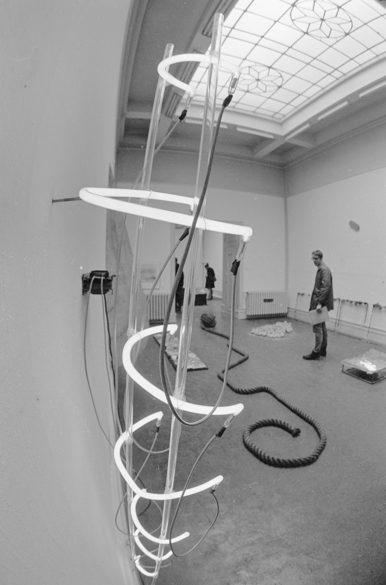 Ausstellung Kunsthalle Bern, Neon Template of the Left Half of my Body Taken at Ten Inch Intervals (Bruce Nauman)