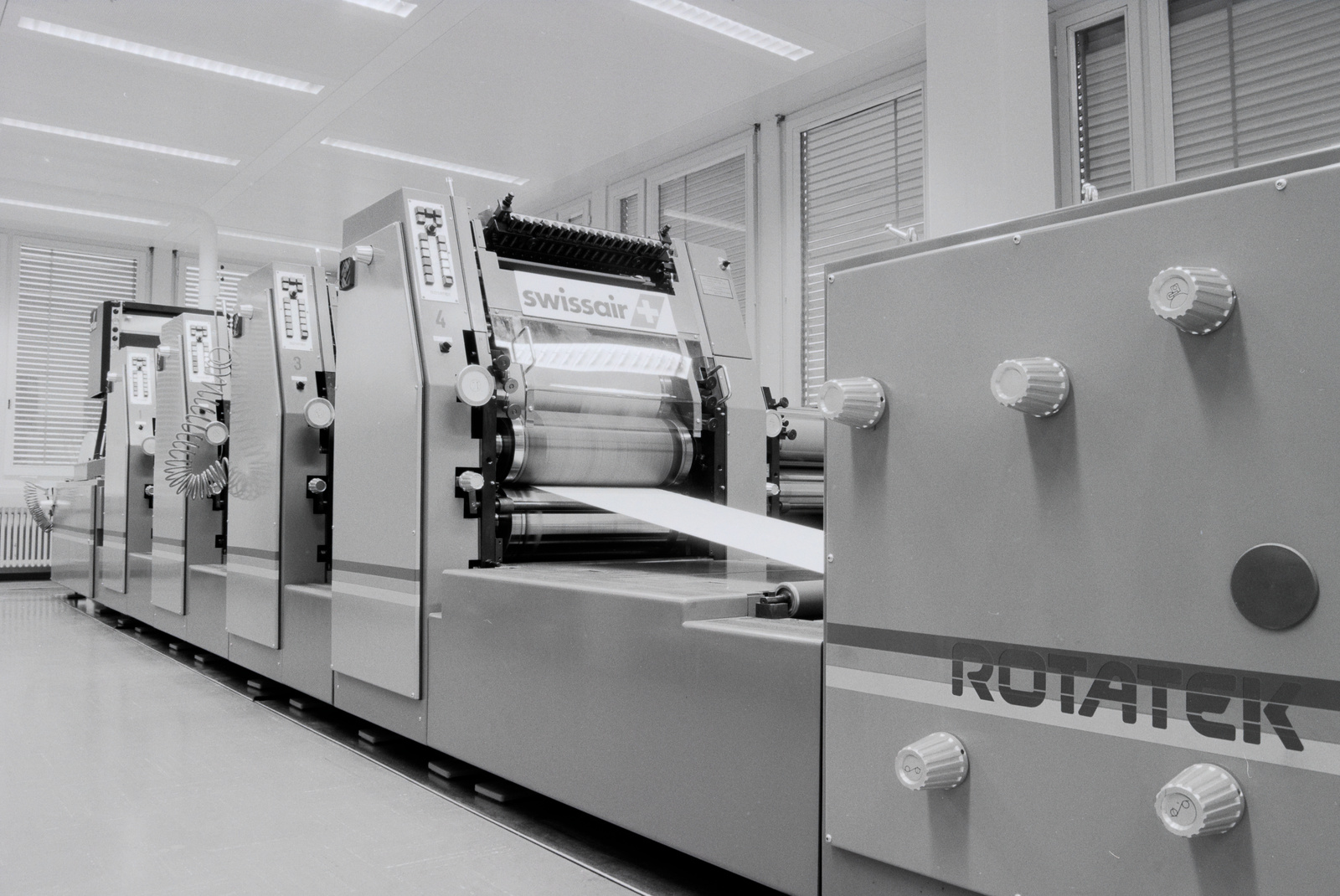 Neue Druckmaschine für Druckerei und Copyservice (FAD) der Swissair in Zürich-Kloten