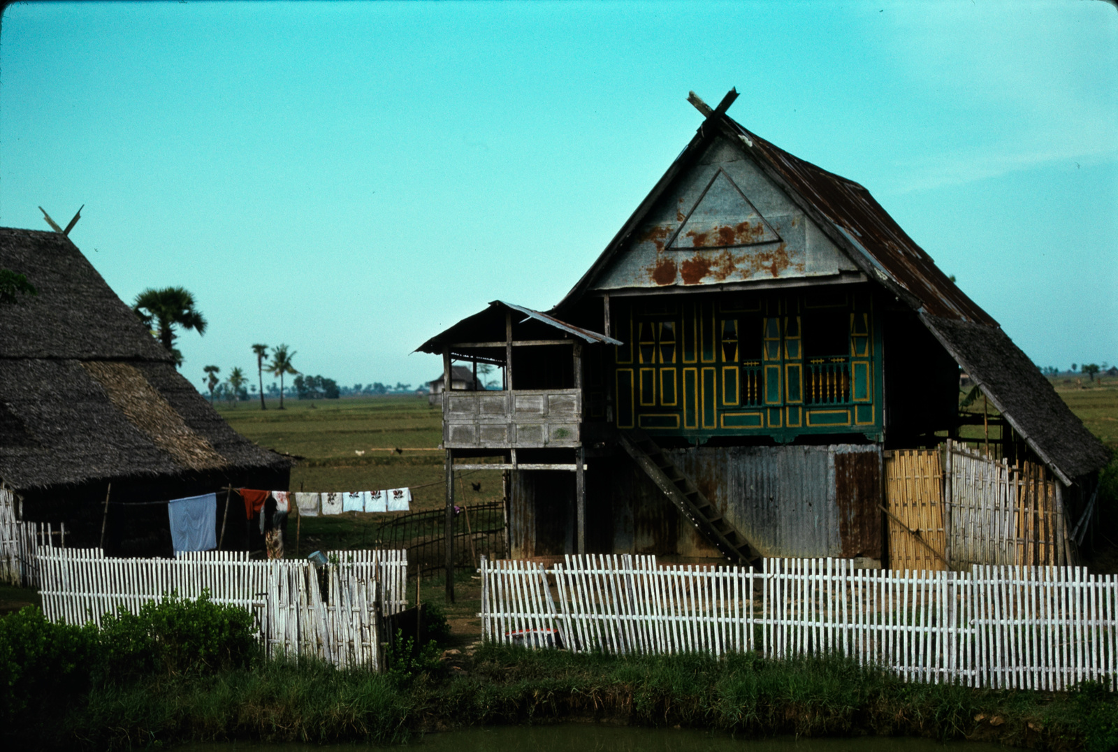Celebes, Küstenebene nördl. Makassar, Pfahlbauten