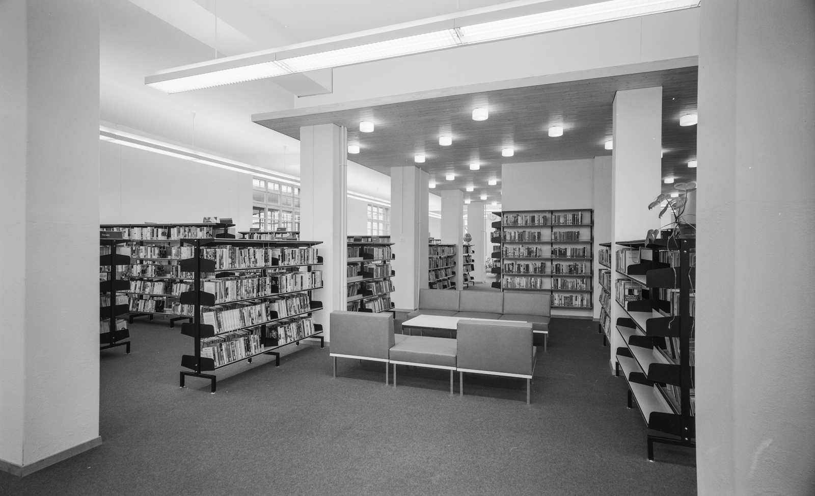 Zürich, Pestalozzi-Bibliothek Oerlikon, neue Bibliothek im Postgebäude