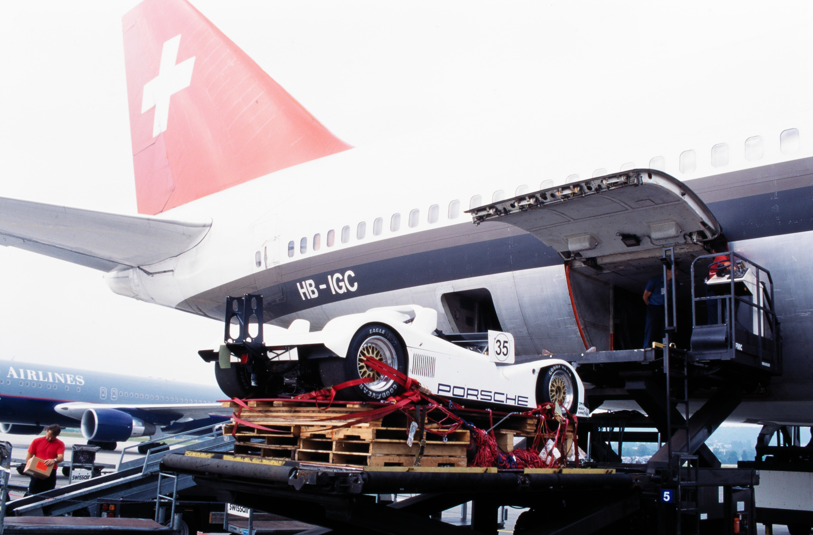 Autoverlad in die Boeing 747-357 Combi, HB-IGC 