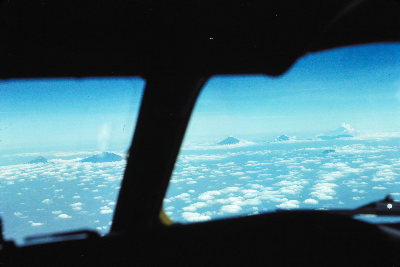 Vulkane Mitteljavas, links, Merbabu + Merapi, rechts, Sumbing, hinten, Gunung Slamet