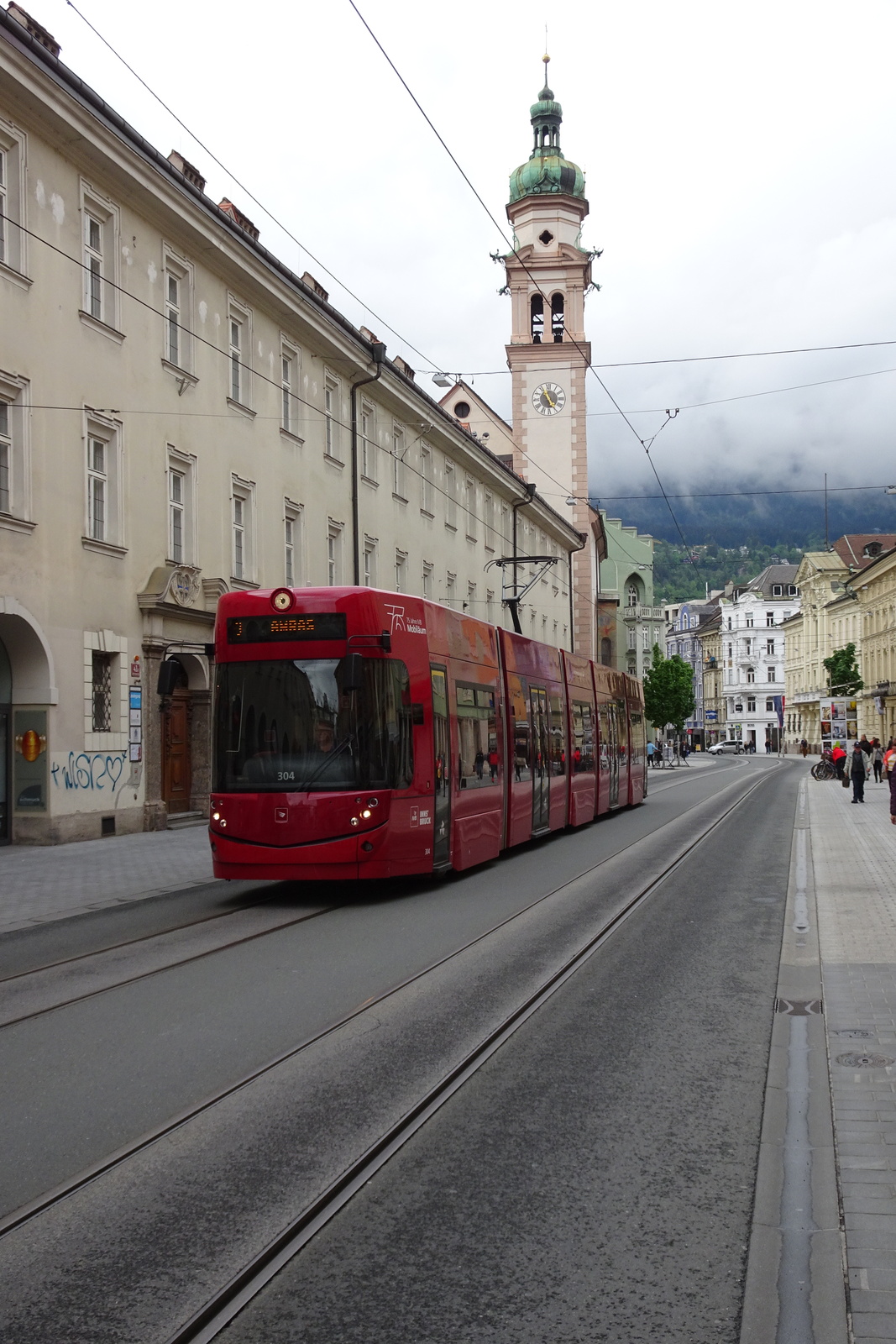 Innsbruck, Maria-Theresia-Strasse, Servitenkirche Sankt Josef mit Trambahn