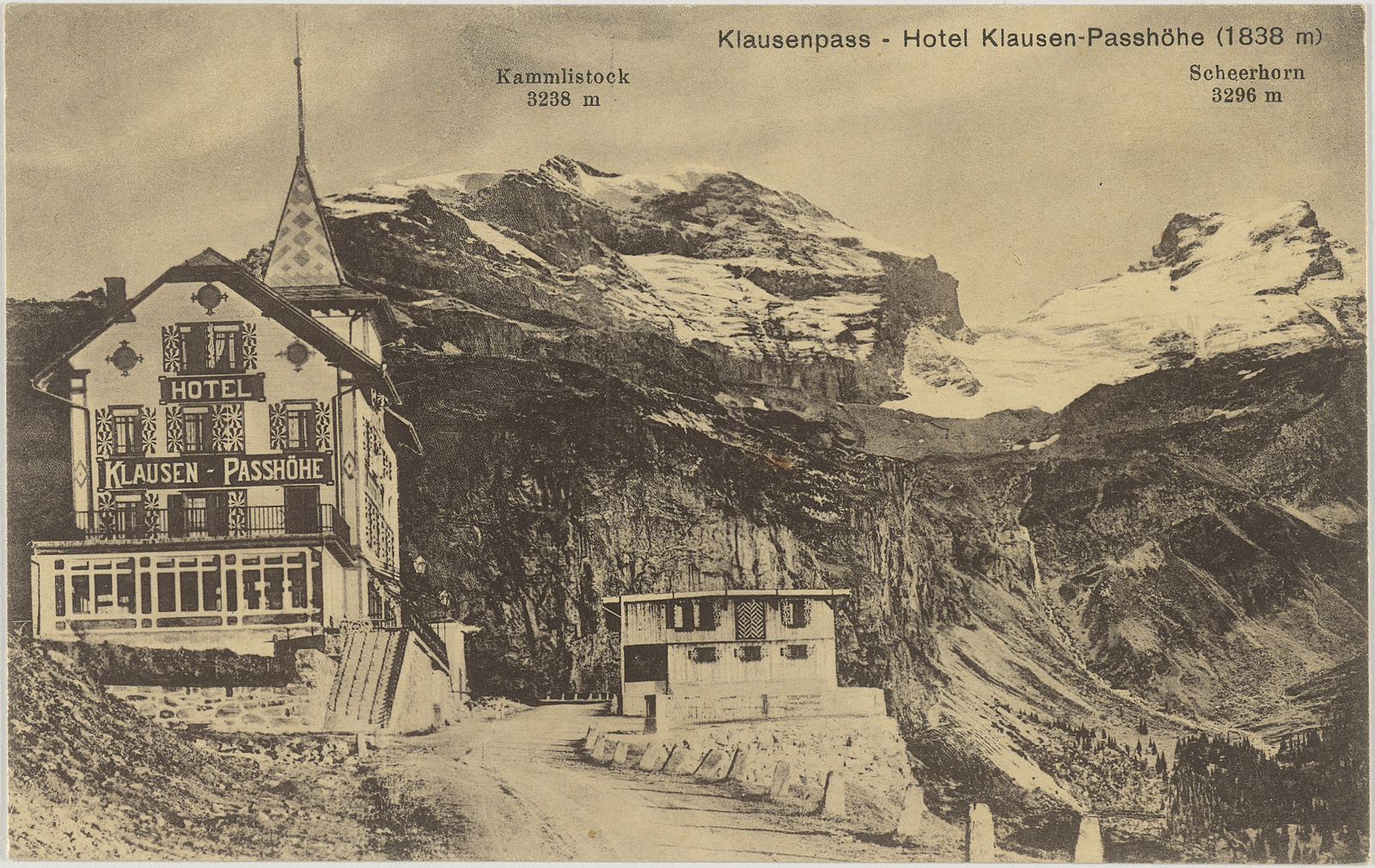 Klausenpass, Hotel Klausen-passhöhe (1838 m)