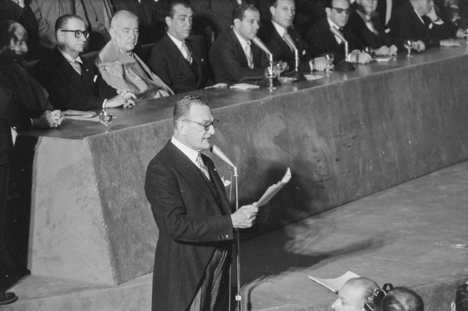 Brasília, Eröffnungsfeier des Nationalkongresses in der Câmara dos Deputados, Filinto Müller am Mikrofon, dahinter u.a. Frederico de Barros Barreto, Juscelino Kubitschek und João Goulart