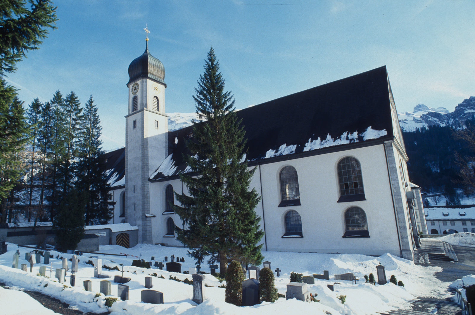Engelberg, Kirche mit Friedhof