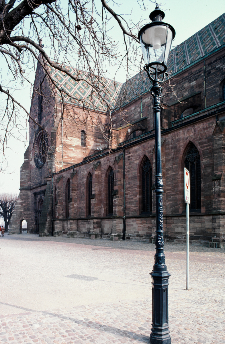 Basel, Münster, Dach und Strassenlaterne
