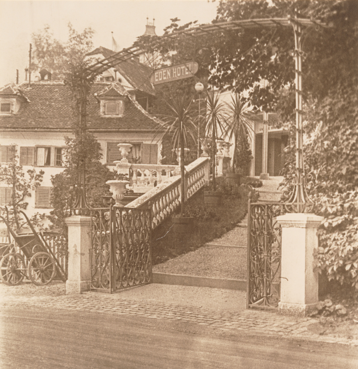 Brunnen, Aufgang zum Edenhotel