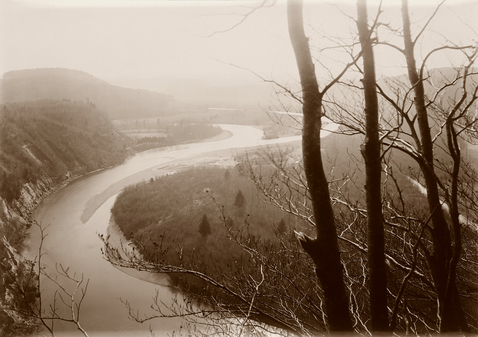 Radelfingen, Schlosshubel, Zusammenfluss von Aare (l.) und Saane, Runtigenflue (l.), Blick nach Süden (S)