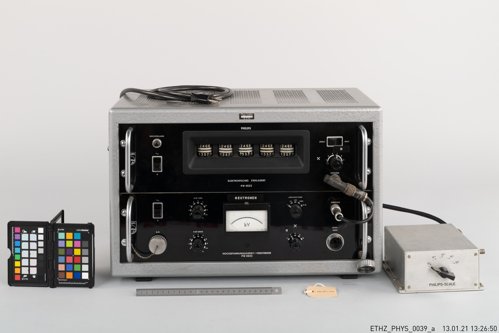Hochspannungsgerät / Verstärker Philips PW 4022 mit elektronischem Zählgerät Philips PW 4032 und Philips-Scale