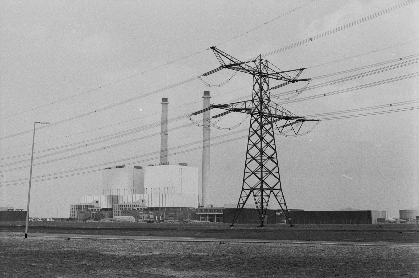 Rotterdam, Europort, Maasvlakte, Mast 78 der 380-kV-Leitung nach Wateringen vor Kraftwerk des GEB-Rotterdam, Blick nach Nordosten zu Norden (NEbN)