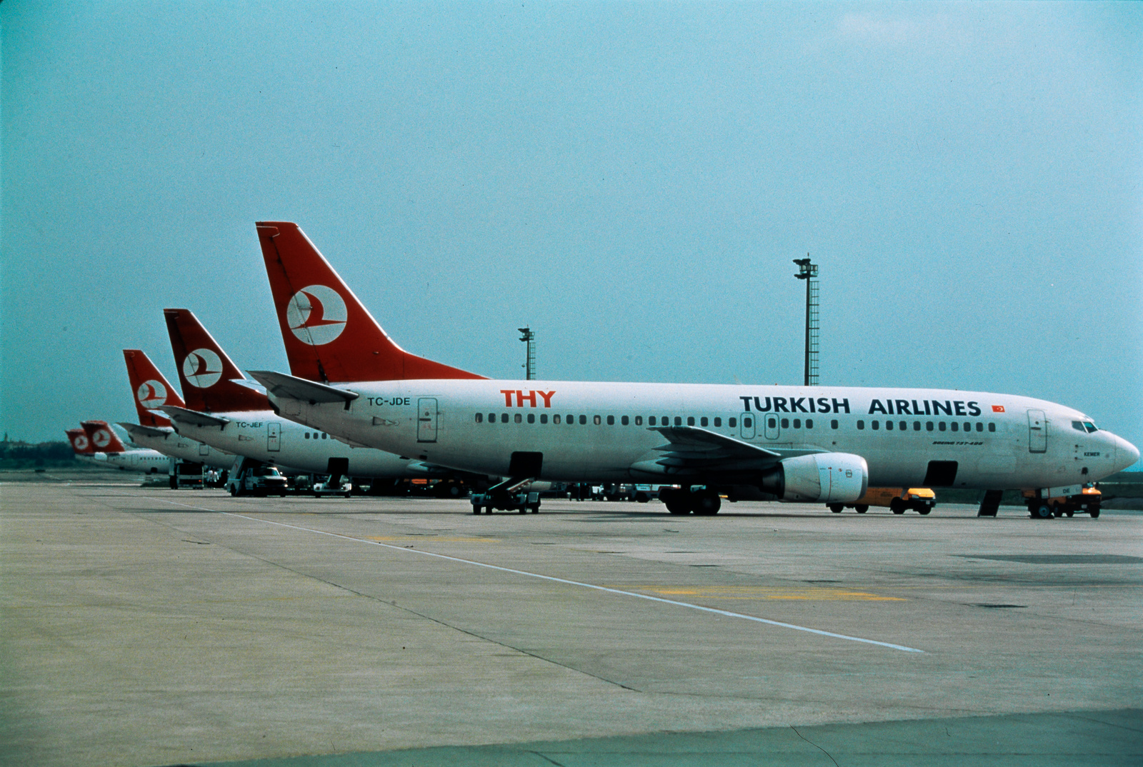 Qualiflyer Group : Boeing 737-400, TC-JDE der Türkish Airlines am Boden in Zürich-Kloten
