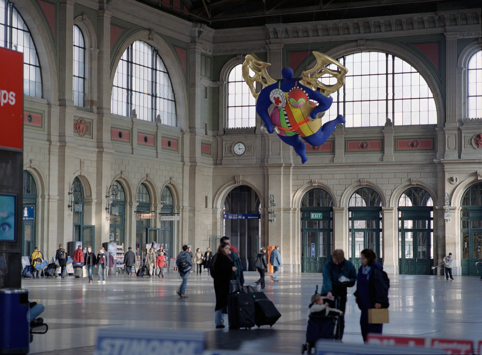 Zürich, Bahnhof Zürich HB, Bahnhofhalle mit Nana von Niki Saint Phalle