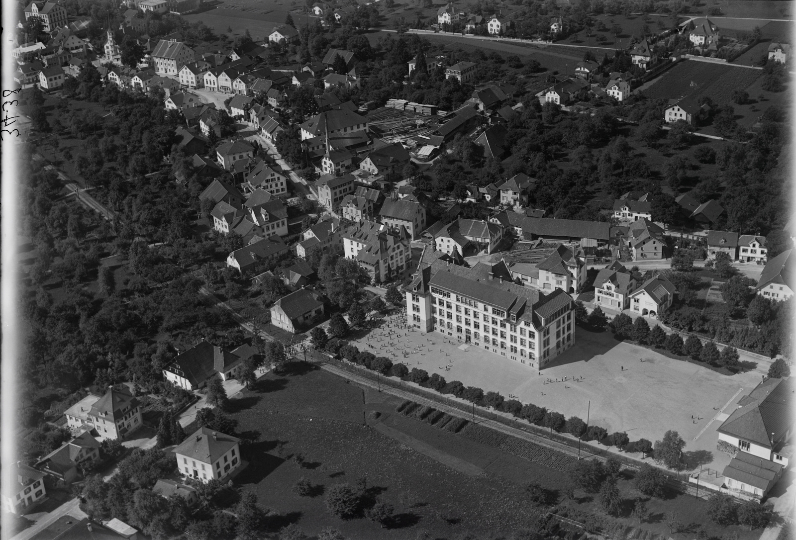 Reinach (AG), Centralschulhaus aus 200 m