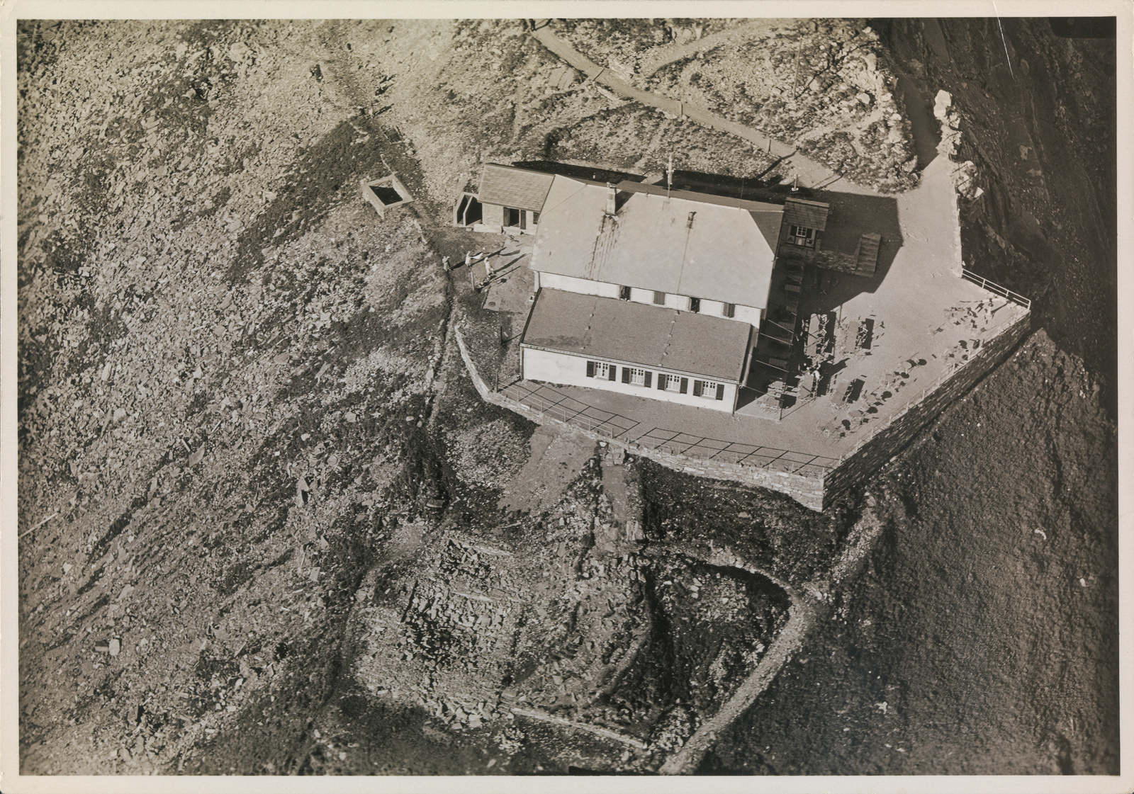 Hotel Niesen-Kulm 2362 m, vom Flugzeug aus gesehen