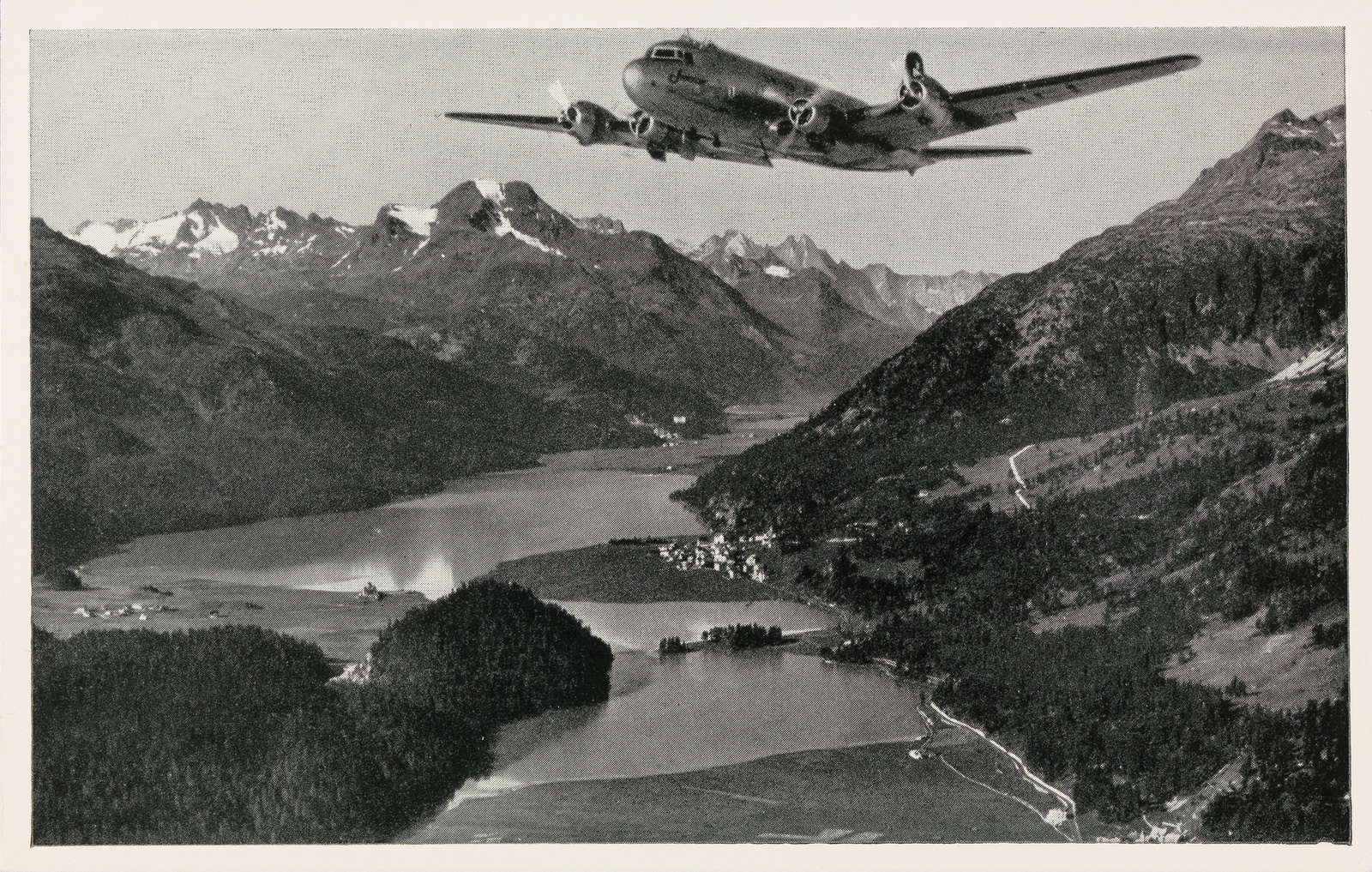 Swissair, the Airline of Switzerland, im Flug über Silvaplana und dem Silvaplanersee, Blick nach Südsüdwesten (SSW)