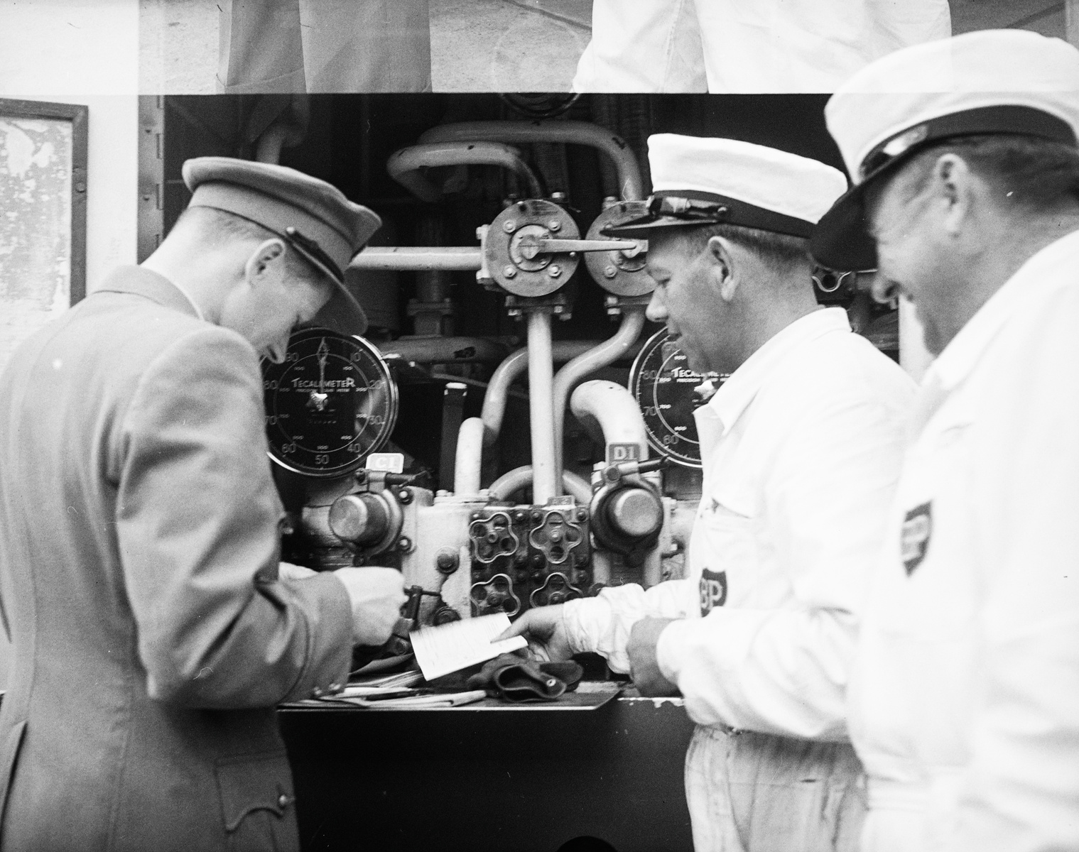 Flughafen Zürich-Kloten, Tankwarte der BP und ein Swissair Pilot beim Betanken