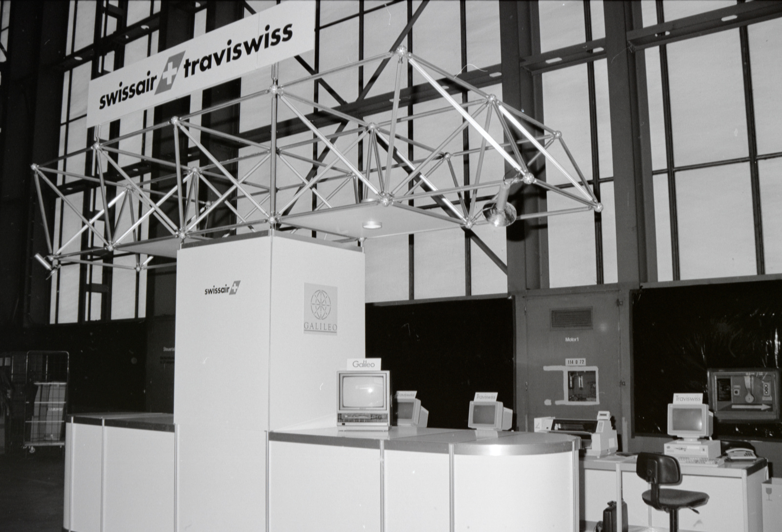 Traviswiss-Stand mit Buchungssystem Galileo an der Swissair-Generalversammlung in der Werft am Flughafen Zürich-Kloten