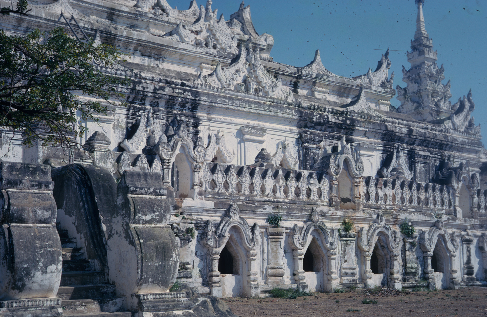 Burma, Ava Maha Aung Mye Bonzan Kloster