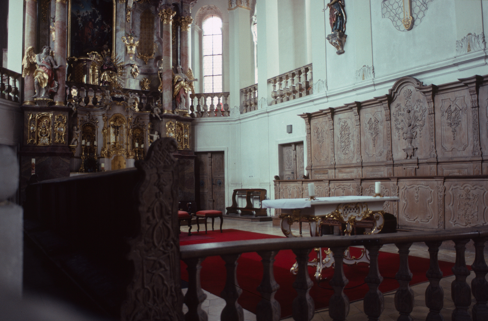 Günzburg, Liebfrauenkirche, neuer Zelebrationsaltar