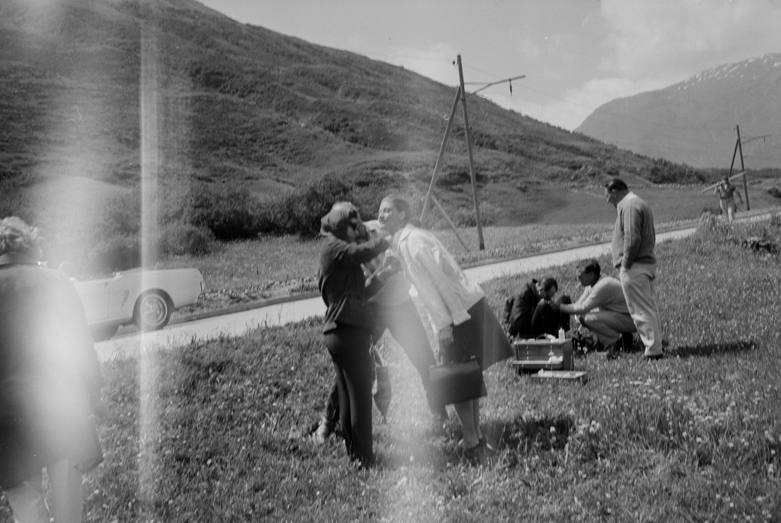 Sean Connery als James Bond und Tania Mallet als Tilly Masterson bei 