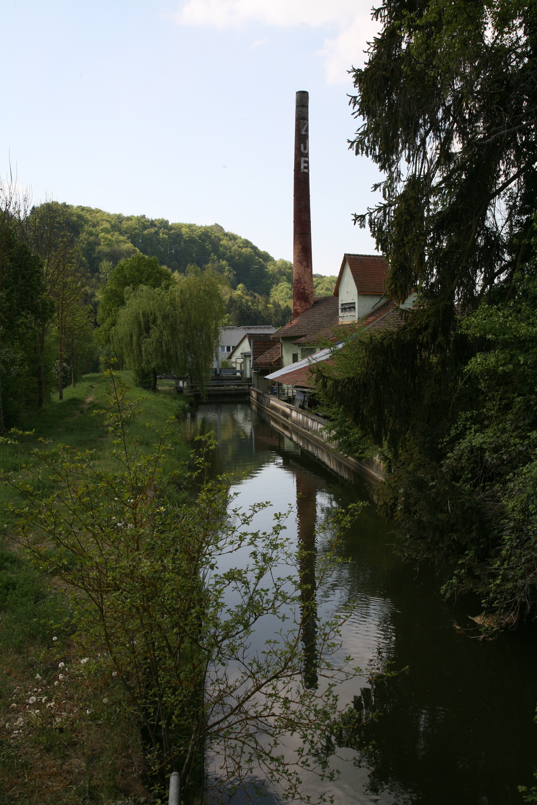 Eggingen im Wutachtal, Zwirnereikanal mit Zwirnerei Untereggingen (ZUE)