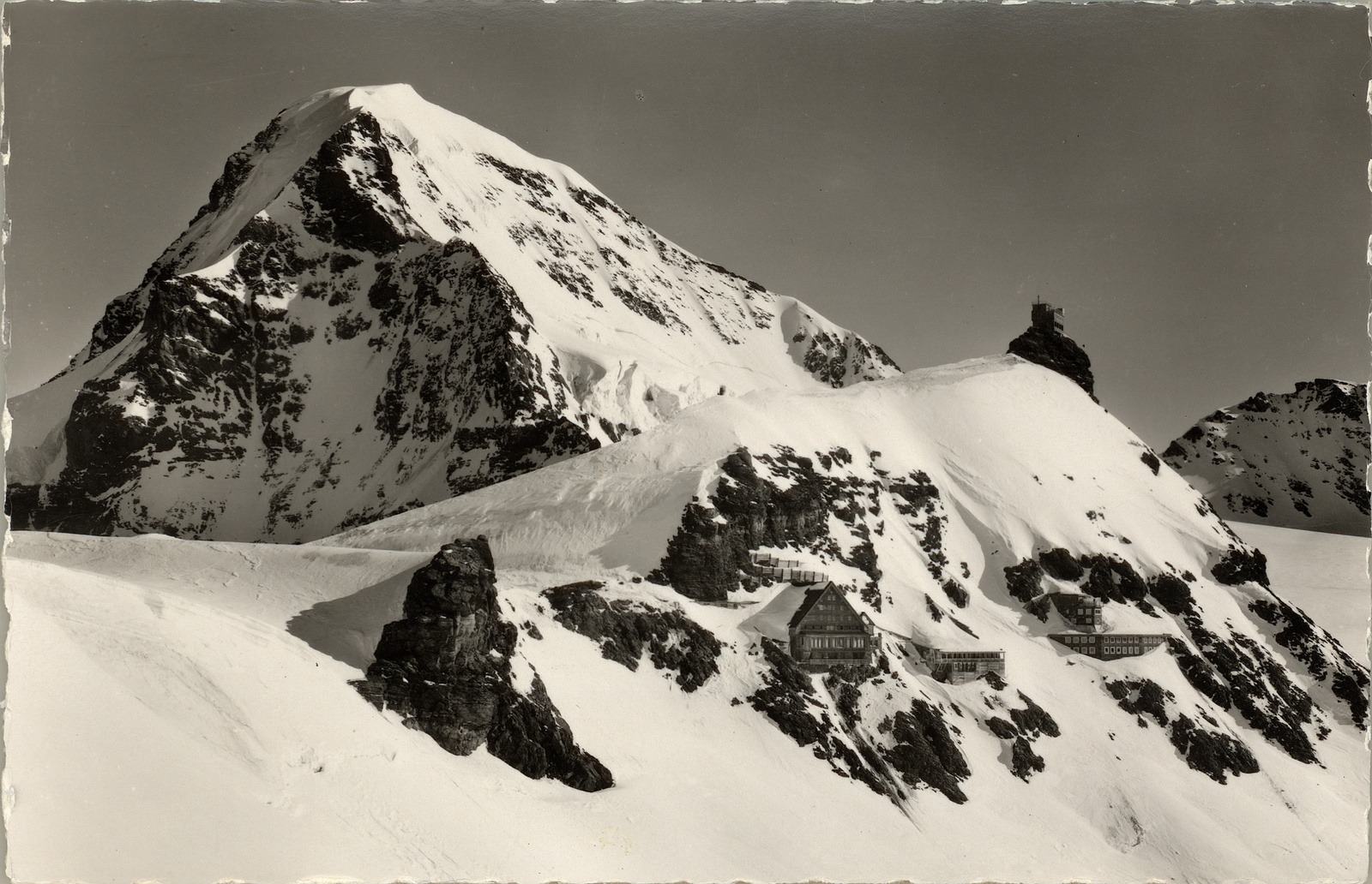 Station Jungfraujoch 3454 m, mit Mönch, Berghaus, Forschungs-Institut und meteorologischem Observatorium.