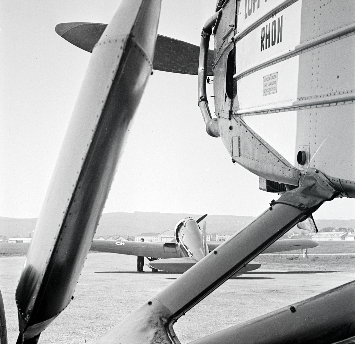 Messerschmitt mit der Lockheed 9 B Orion, CH-167 im Hintergrund