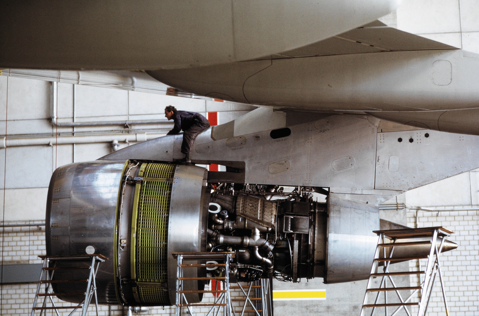 Wartungstechniker auf dem Triebwerkausleger einer Boeing 747-257 B (Jumbo) der Swissair