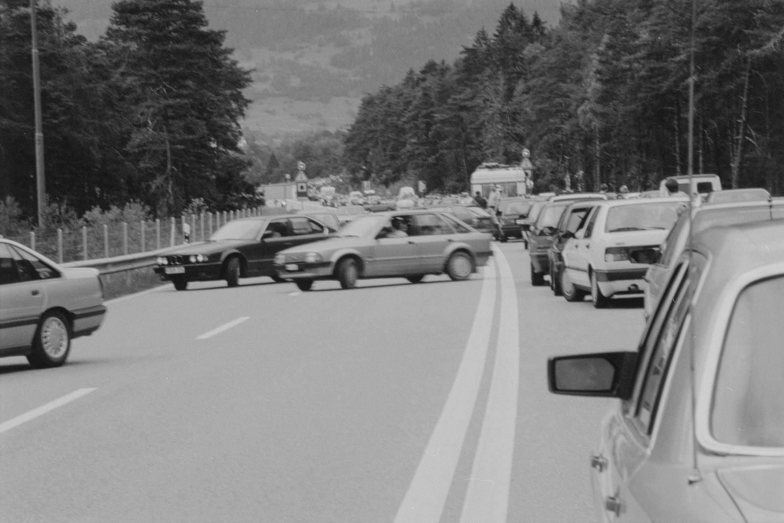 Autofahrer überfahren doppelte Sicherheitslinie der Nationalstrasse N13/Autobahn A 13