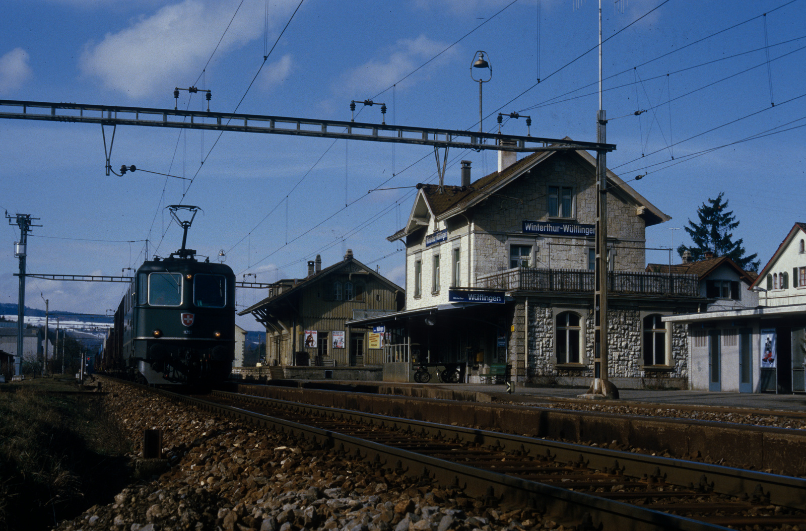 Winterthur-Wülflingen, Bahnhof, Re 4/4 II 11202 mit Zug