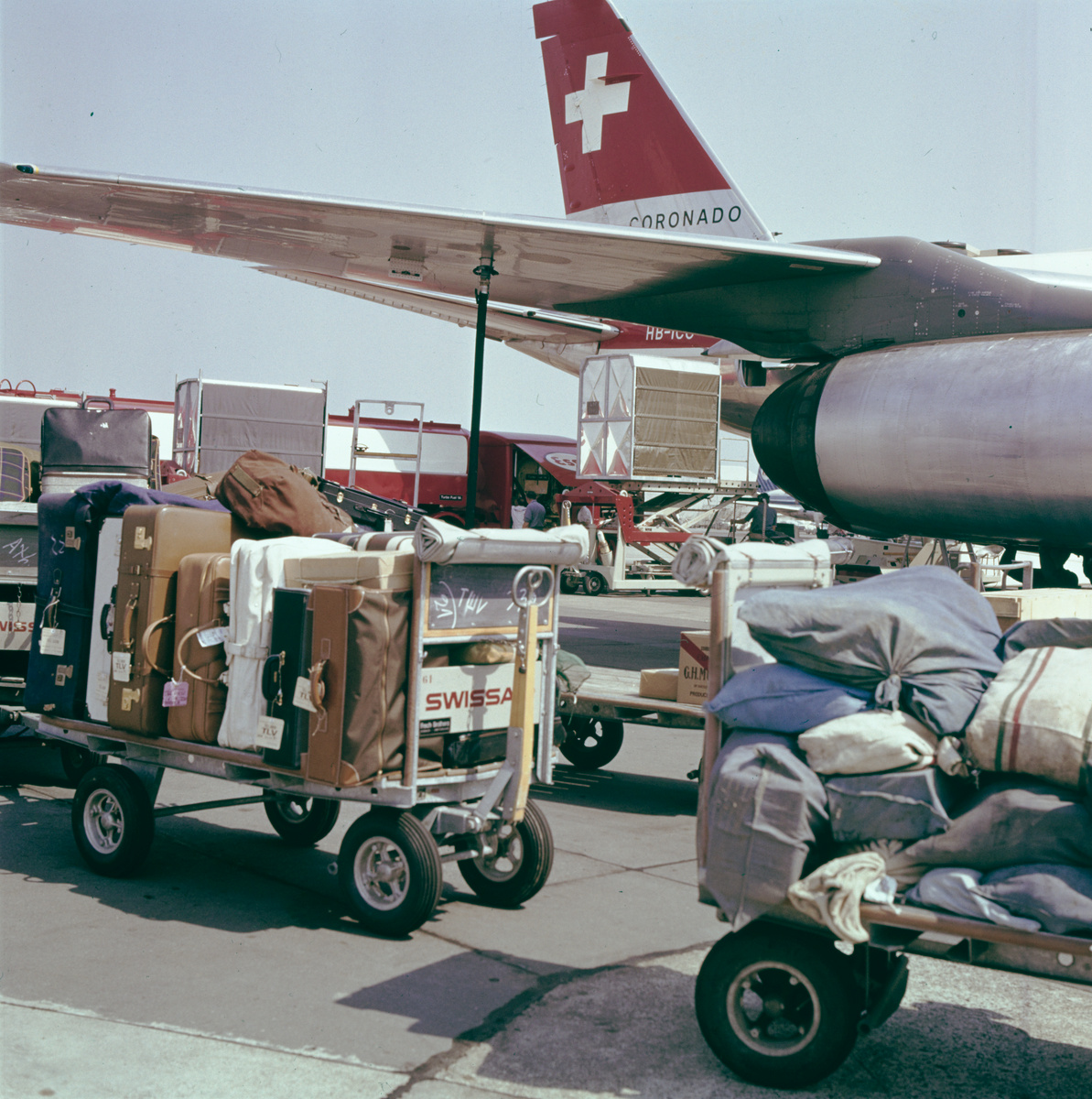 Frachtverlad in eine Convair CV-990 Coronado in Zürich-Kloten