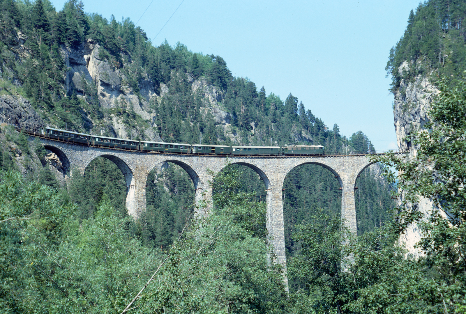 Bergün, Landwasserviadukt, südwärtsfahrender Albula-Schnellzug mit Ge 6/6 II