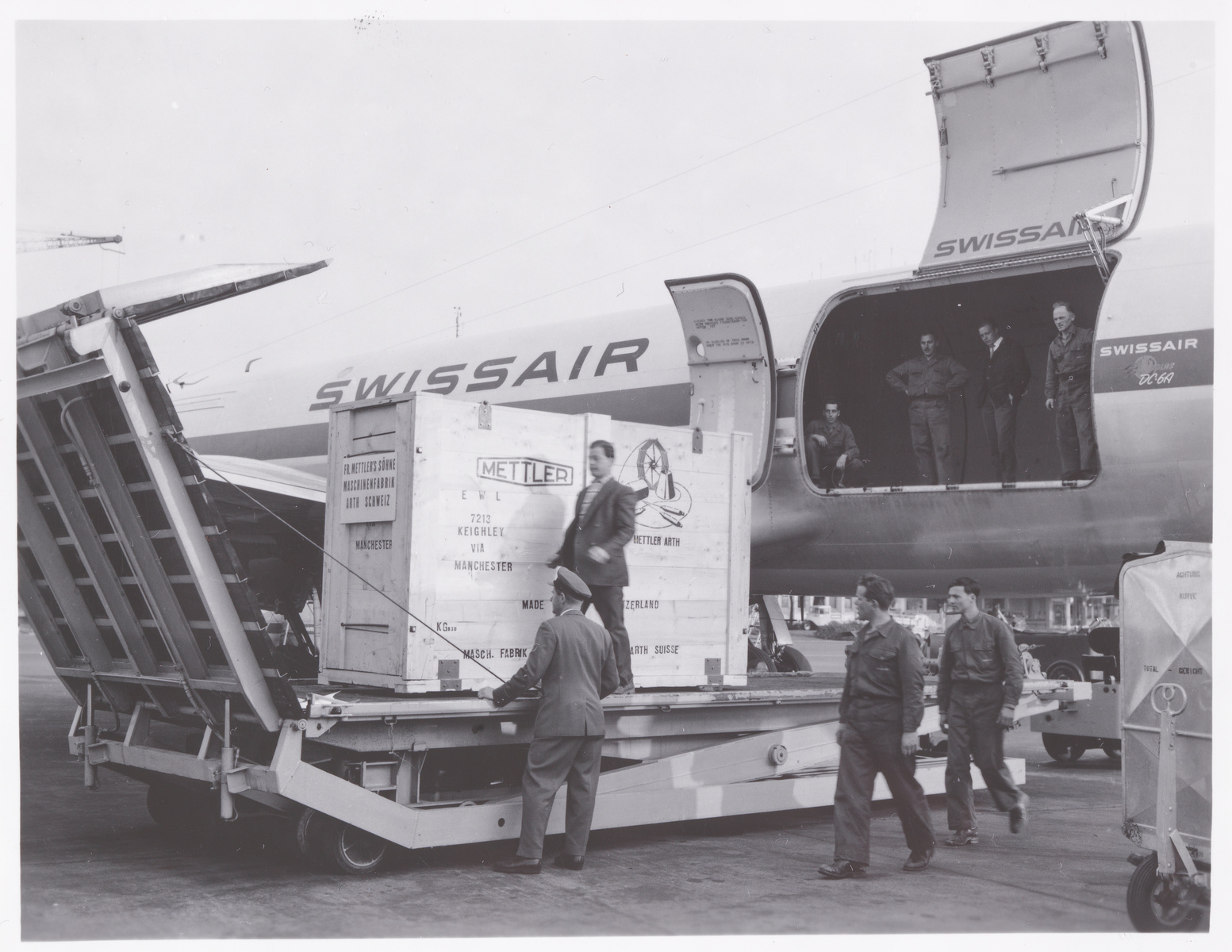 Verlad einer Luftfrachtkiste nach Manchester der Fr. Mettler's Söhne AG, Maschinenfabrik in Arth, in die Douglas DC-6A Freighter, HB-IBB 