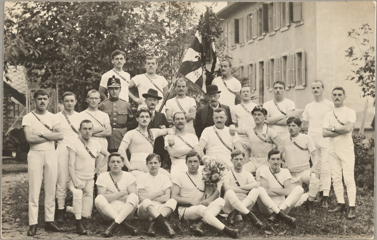 Reconvilier, FSG Reconvilier mit Fahne (Turnverein)