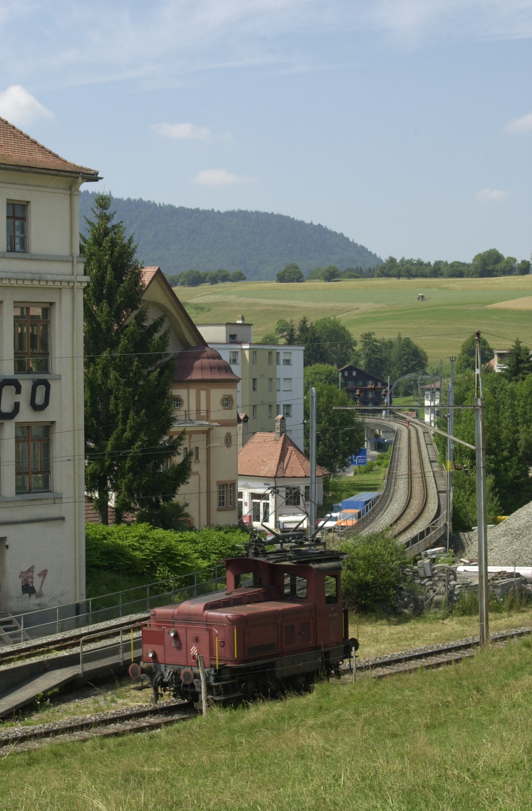 Tavannes, Geleise von SBB und CJ, Gebäude Tavannes Machines (l.)