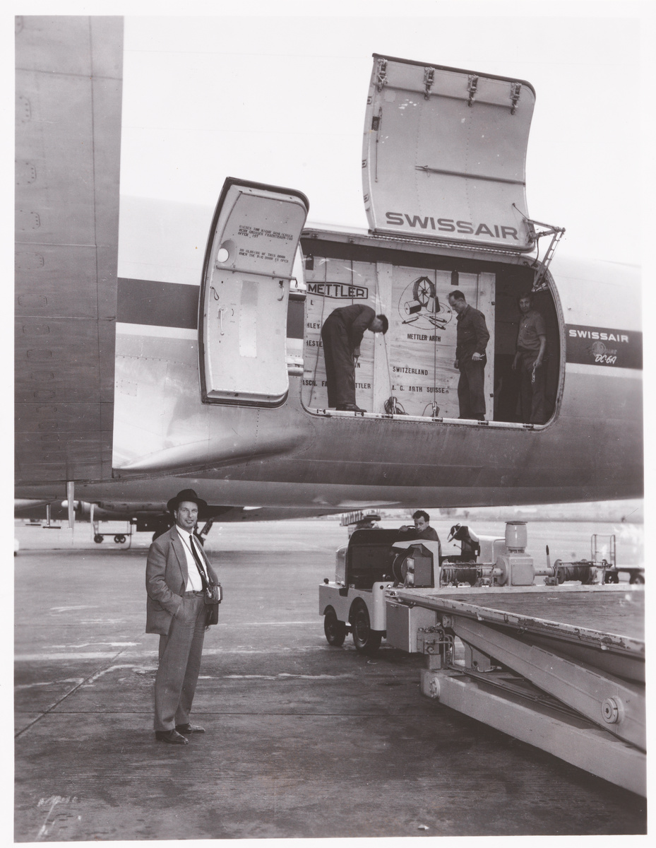 Verlad einer Luftfrachtkiste nach Manchester der Fr. Mettler's Söhne AG, Maschinenfabrik in Arth, in die Douglas DC-6A Freighter, HB-IBB 