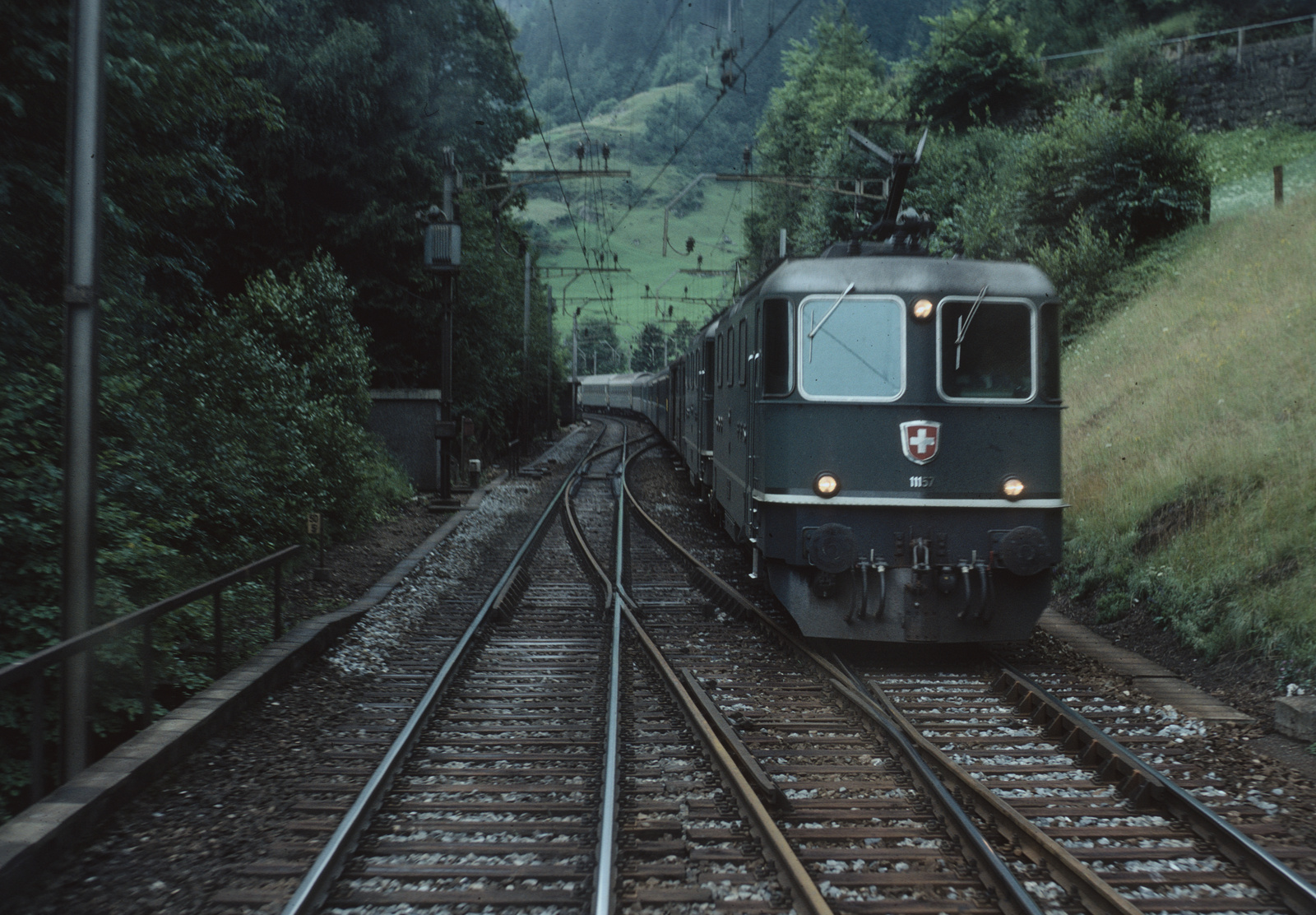 Intschi, Gotthard Nordrampe bei Bahnkilometer 50.5, SBB Re 4/4 II 11157 in Doppeltraktion