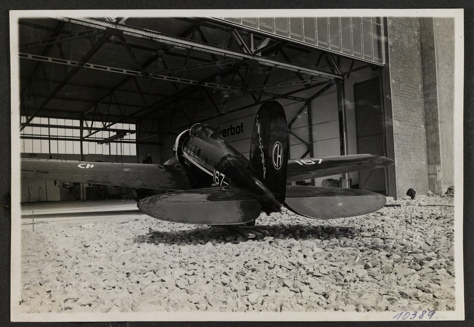 Lockheed 9 B Orion, CH-167 (HB-LAH) vor dem Hangar am Flugplatz Dübendorf