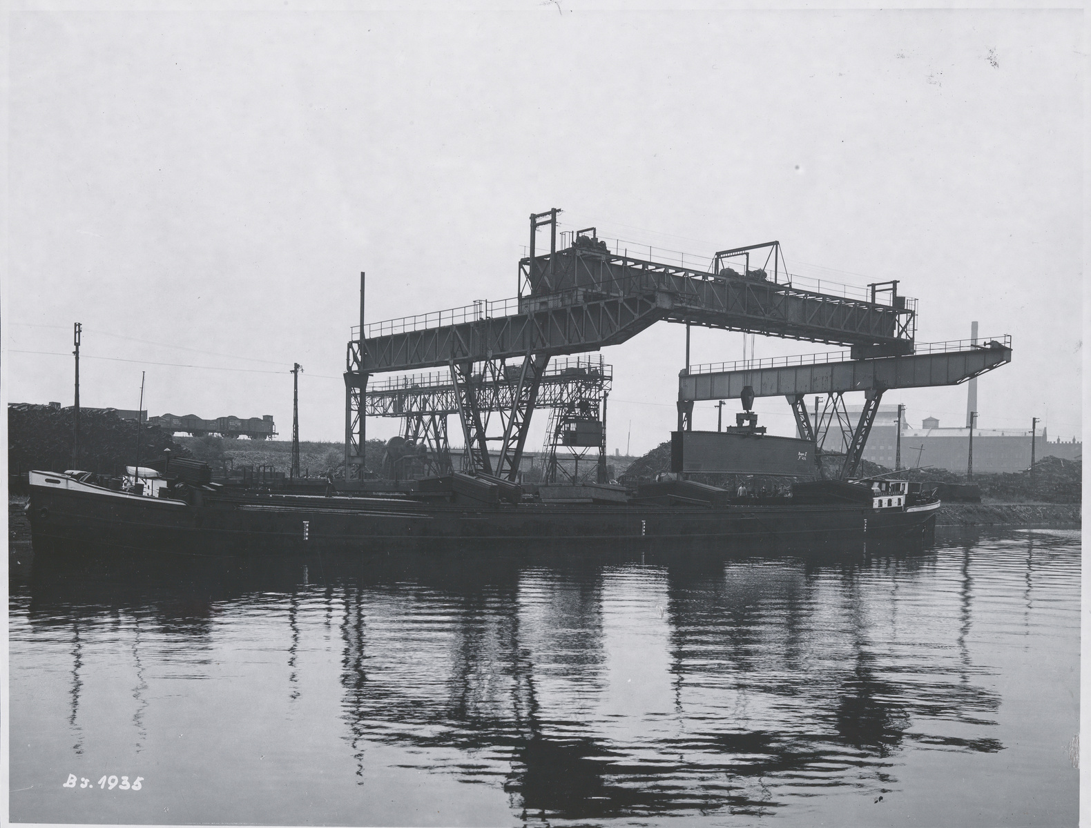 Verladen der Einzelgurtstücke im Hafen der Dortmunder Union Brückenbau-A. G.