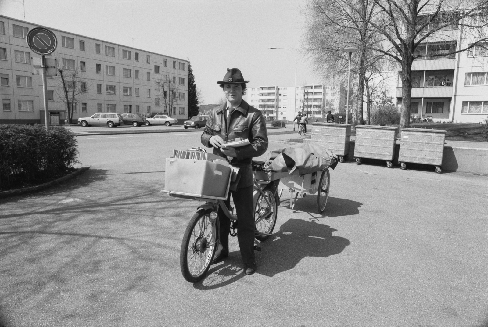 Volketswil, Parkplatz Ifangstrasse 2, Briefträger mit Velo und Anhänger