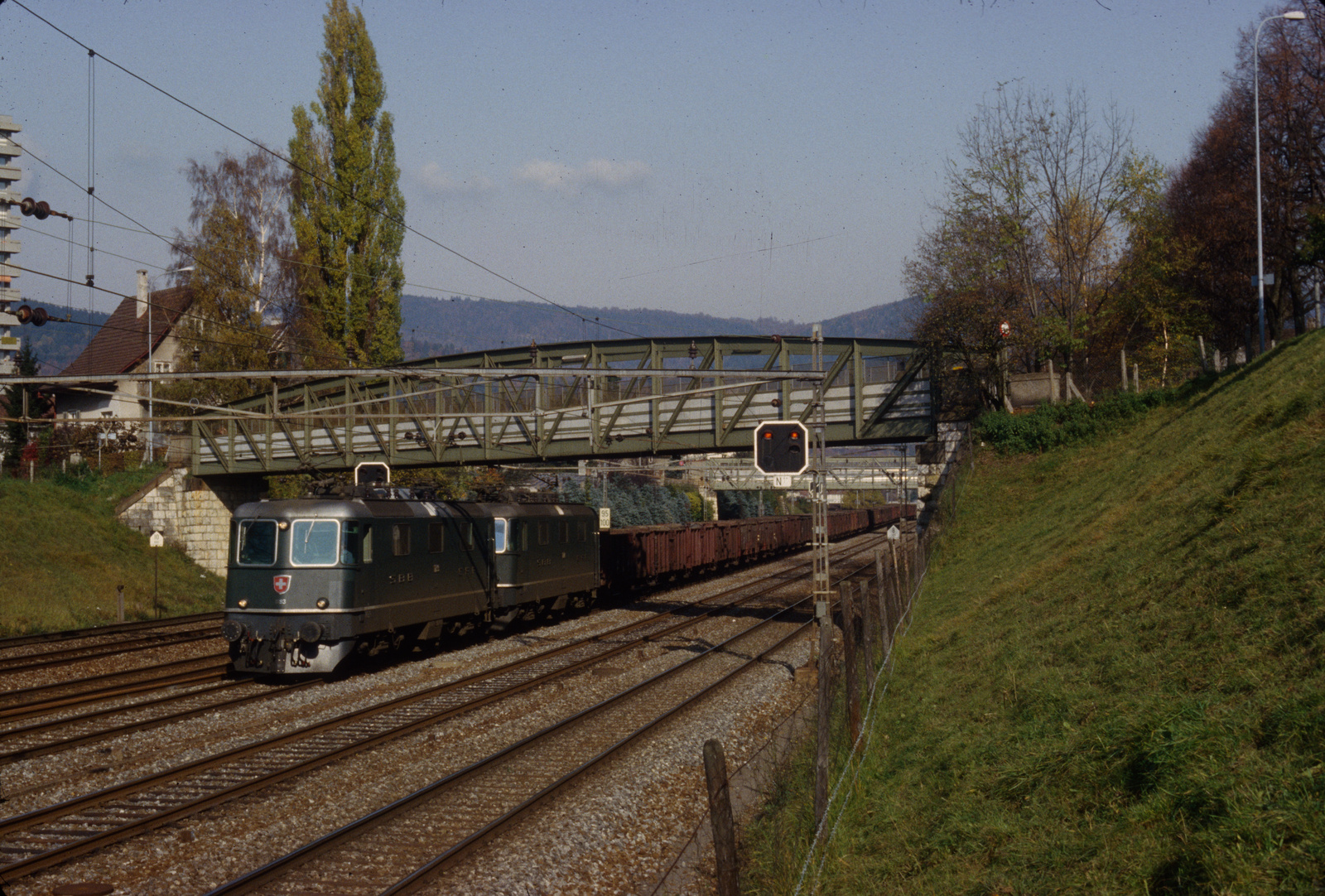 Biel, Überführung Passerellenweg, SBB Lok Re 4/4 II in Doppeltraktion mit Güterzug