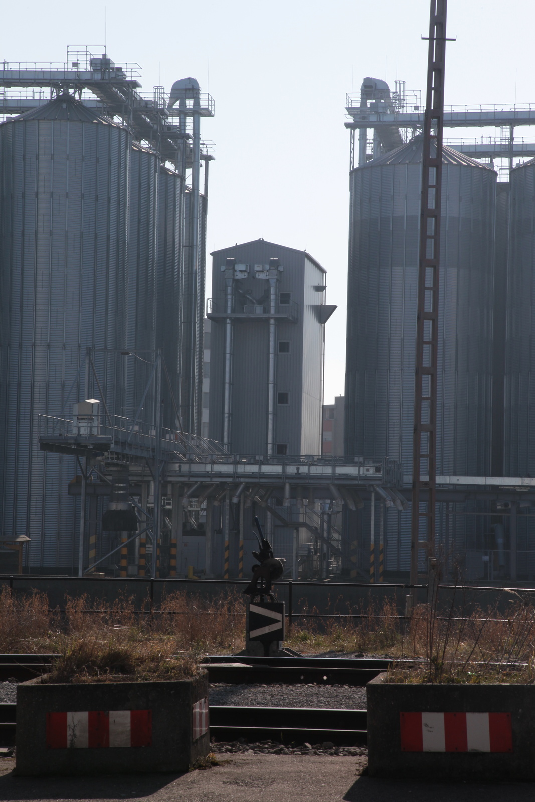 Basel, Kleinhüningen, Hafen II, Anlagen der Ölhandels- und Lagerungsfirma Satram-Huiles SA, heute Rhenus Logistics